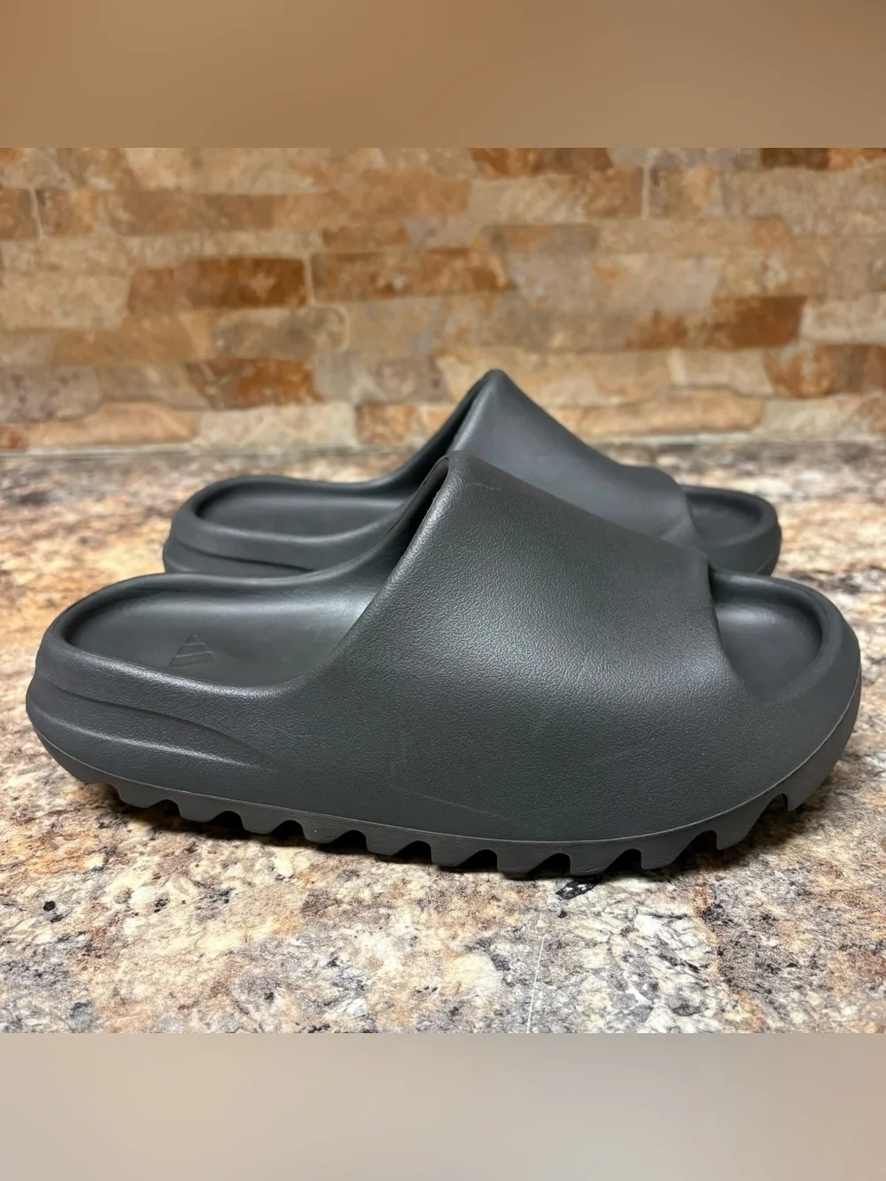 Adidas X Yeezy Slides ONYX Mens Size 6 Women’s 7.5